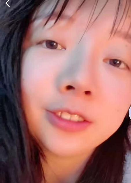 王奕萌cos画稿直接放大招秀出自己素颜照两颗小虎牙超可爱