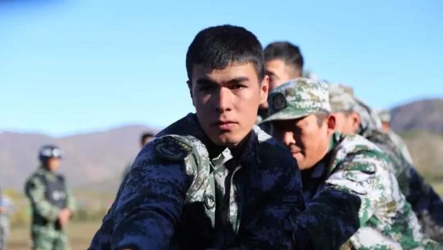 那么为什么这些白人会穿着中国解放军的军装呢?