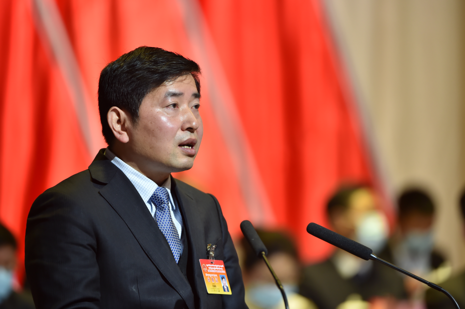 根据会议议程,大会听取了州委常委,常务副州长范继跃作关于《阿坝州