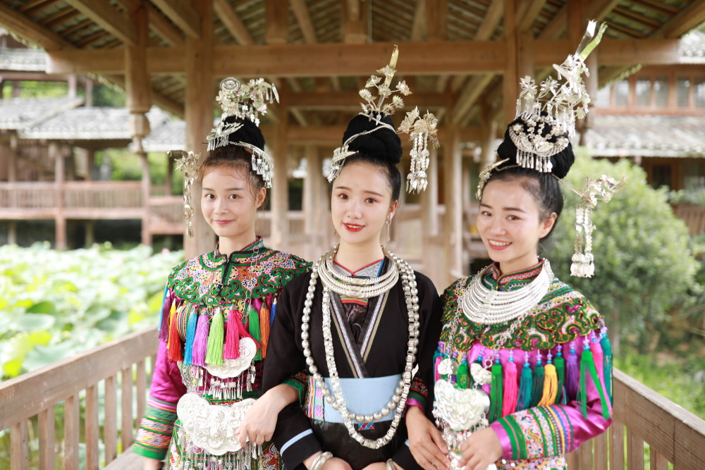 侗寨姑娘侗族大歌历史源远流长每首传统侗歌和每步踩歌塘,芦笙舞都