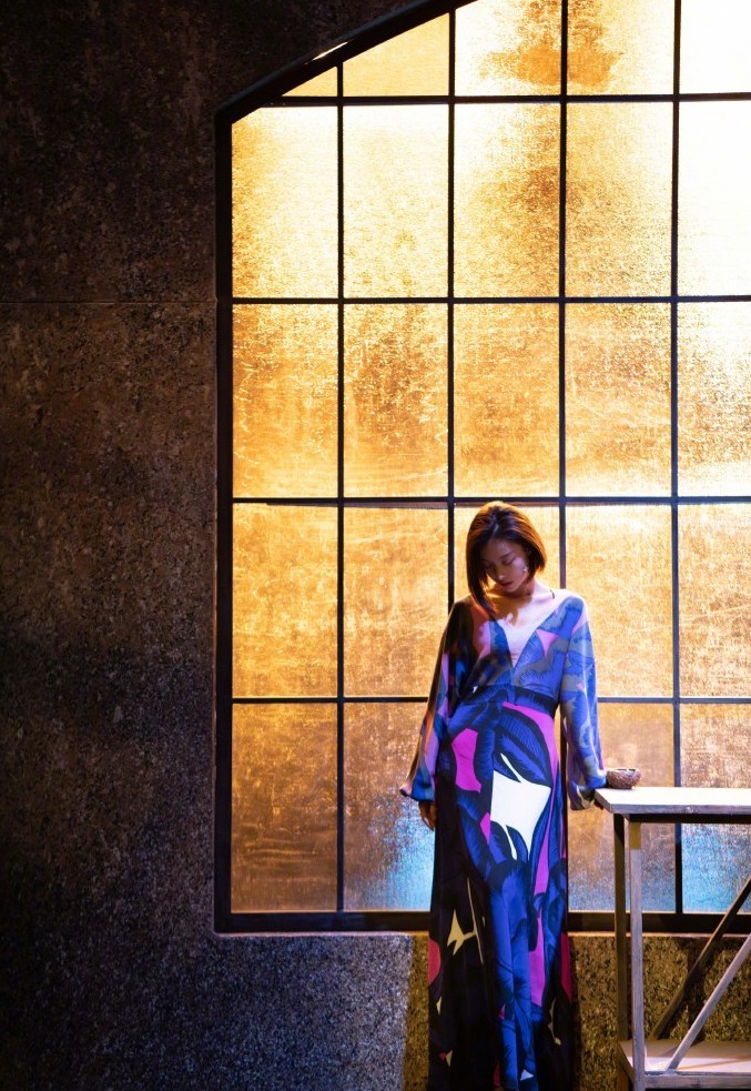 倪妮抽烟照梦回玉墨裹酒红旗袍豆腐腿好高调斜露香肩养眼