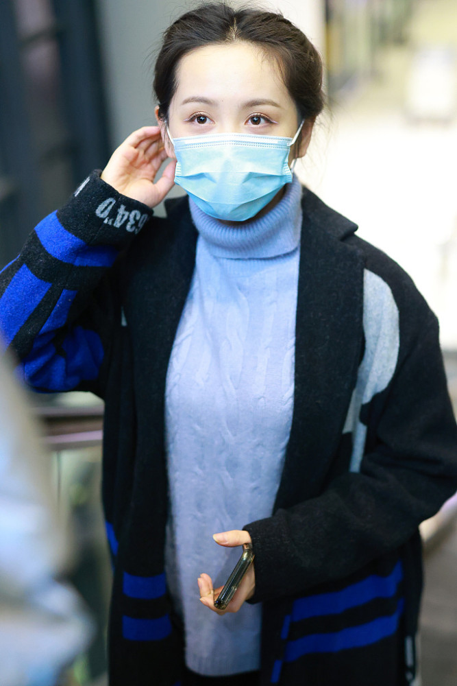 邓莎口罩遮面露光洁额头穿长呢大衣笑眼弯弯好温柔