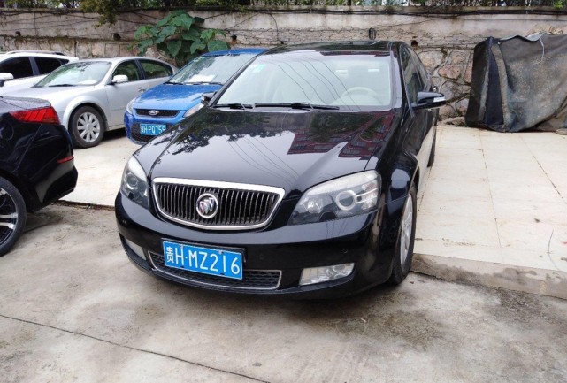 6万元买10万公里 破别克 朋友都说亏 看见尾箱4个大字才明白 后备箱 二手车 林荫大道 别克 豪车