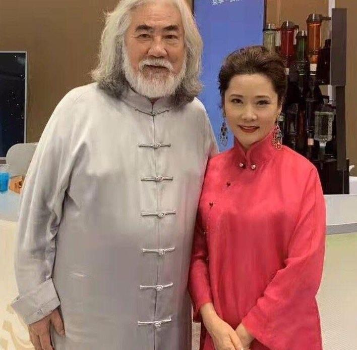 何赛飞晒自拍,素颜的样子很真实,光看额头就知道是个老人!_腾讯新闻