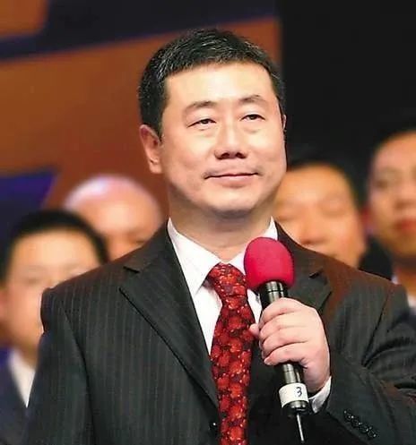 方宏进比毕福剑小两岁,曾是央视一套《焦点访谈》的元老级主持.