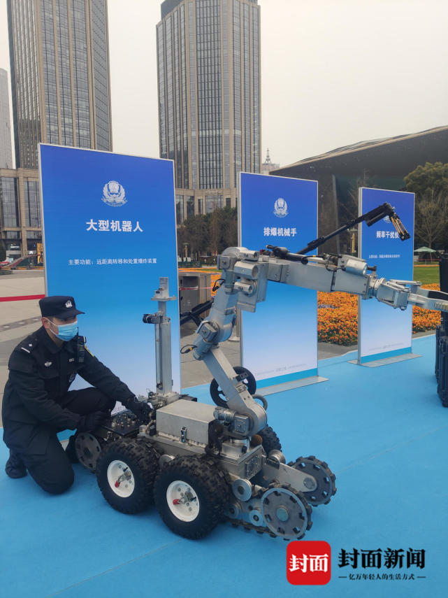 成都公安警用装备展民警身着不同时期警服亮相图集