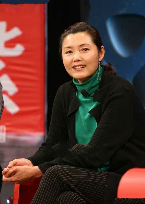 姜黎黎老年真优雅高贵穿西装搭珍珠项链和张金玲同框气质真好