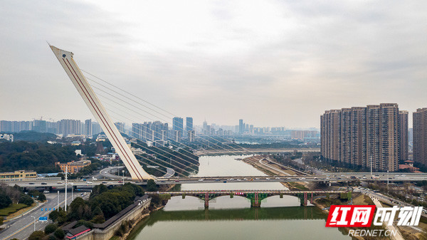 >从东二环到北二环,一座形如"竖琴"的洪山大桥横跨浏阳河两岸,是长沙