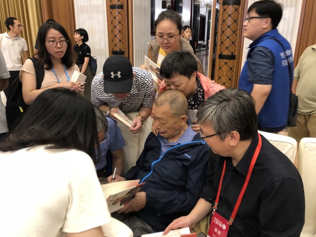 2019年沈昌文先生在上海书展期间，为读者签名（供图/胡洪侠）