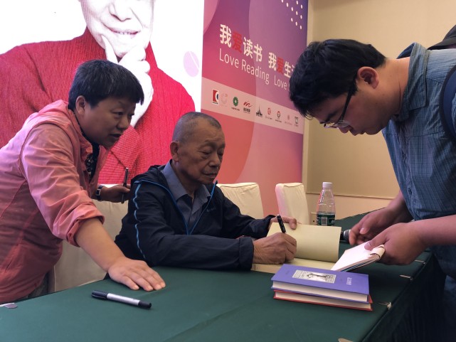 2019年沈昌文先生在上海书展期间，为读者签名（供图/胡洪侠）