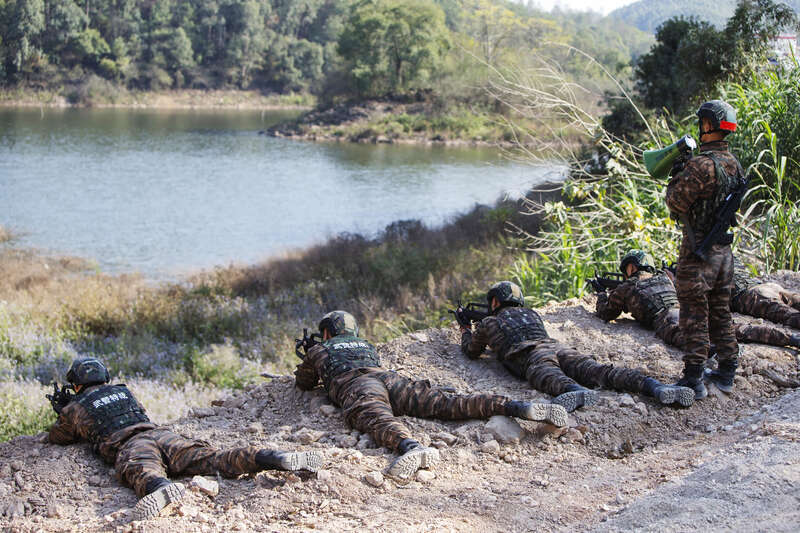 武警特战队员野外多课目训练锤炼实战能力