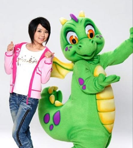 她做主持人多年不火,被陈赫拉去拍戏大火,今嫁豪门被宠成公主!