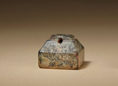 龟形印钮背饰环甲,背甲中部棱微凸起,龟身以四足撑起,首微上抬,似欲