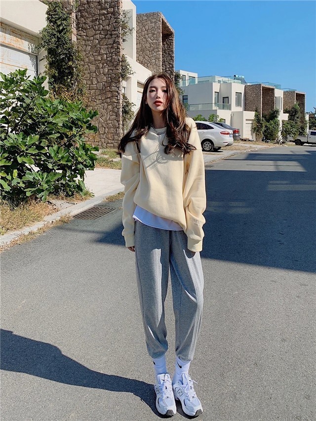 简约中带有层次感,加上今年超级流行的袜子外穿,包裹住灰色束脚运动裤