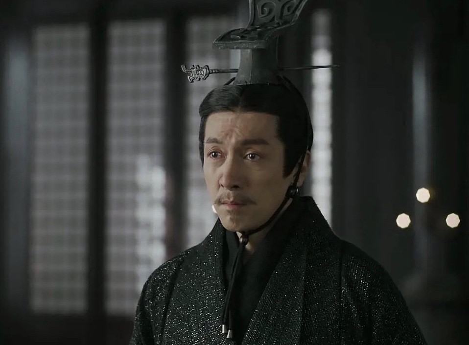 前一段时间播出的古装大剧《大秦赋》开播,40岁张鲁一饰演13岁嬴政让