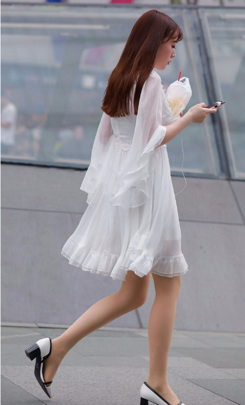 白色仙女裙搭配高跟鞋简洁干净仙气飘飘