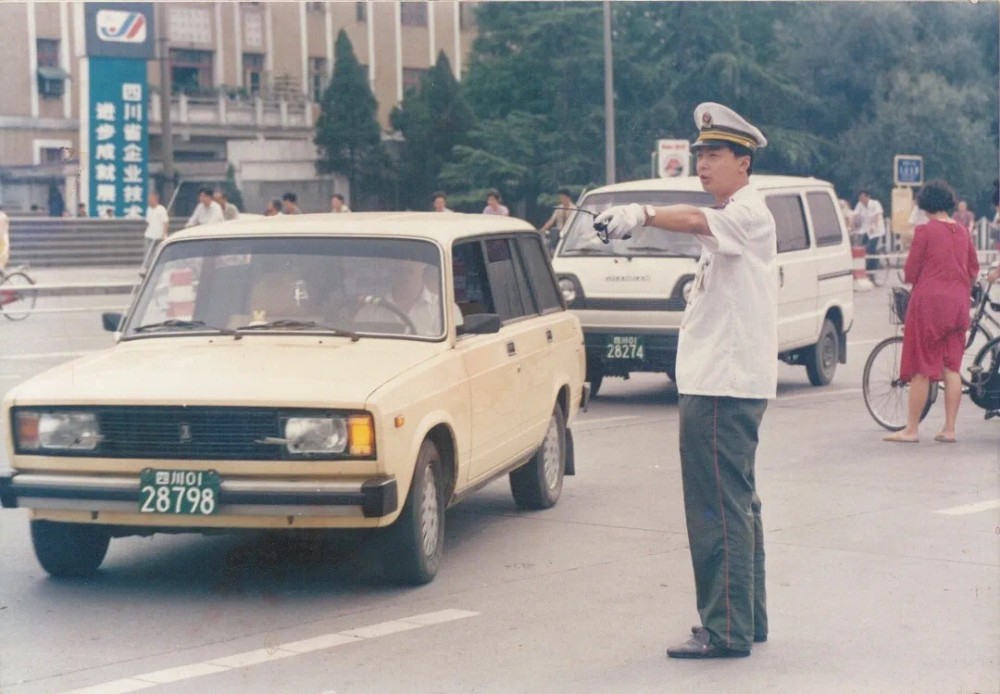 警察节看老照片时代在变迁成都交警初心不变