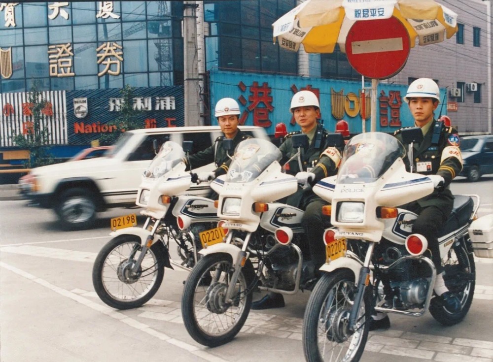 警察节看老照片时代在变迁成都交警初心不变