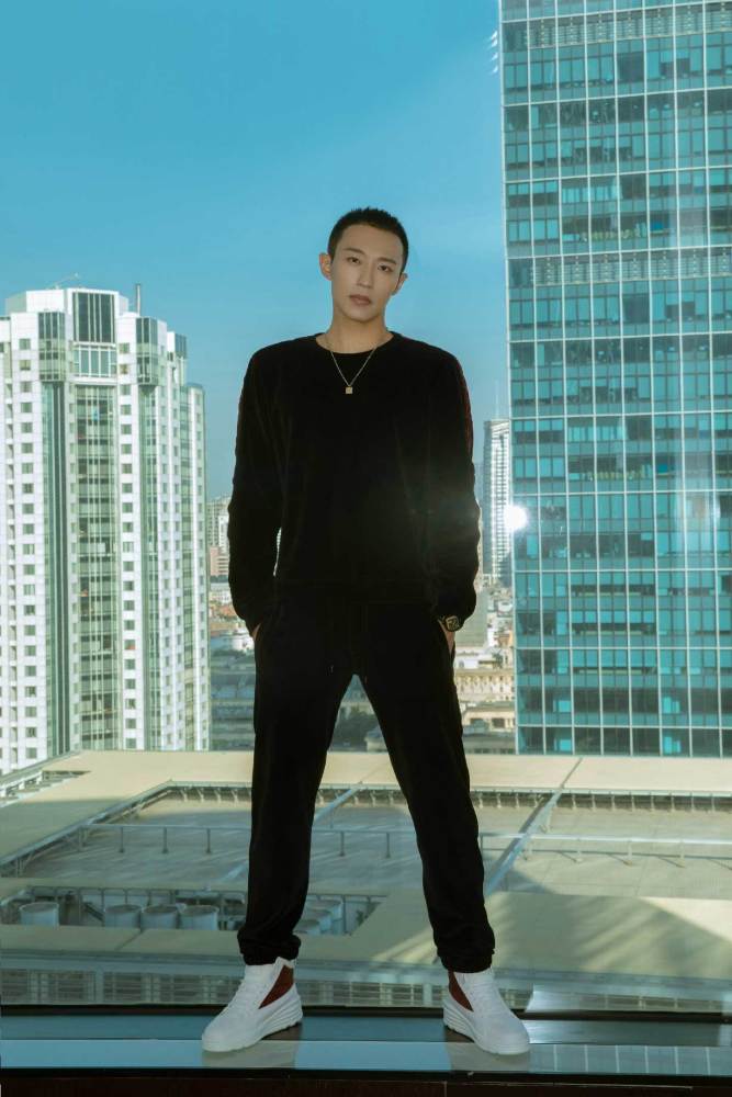 王森出席品牌新年活动感谢观众认可演技