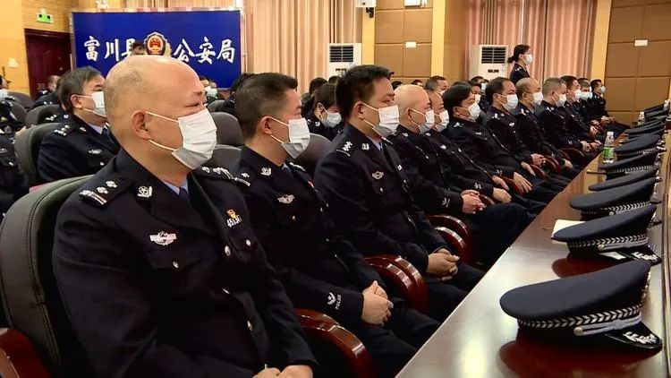 县委常委,政法委书记陈朴,副县长,公安局局长谢志雄参加仪式.