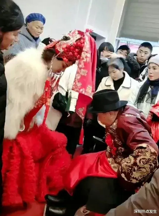 贵州80岁老人与42岁女弟子结婚,新娘年轻漂亮,已经怀有身孕!_腾讯新闻