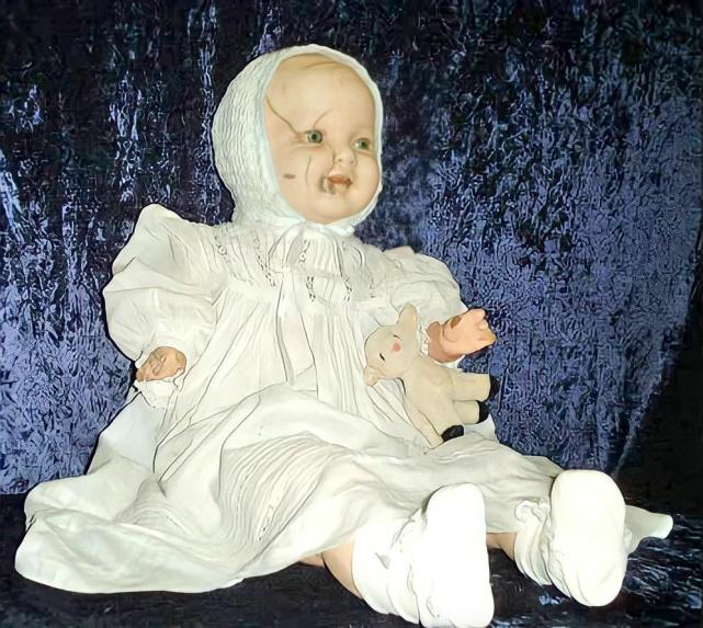 曼迪加拿大最灵异的鬼娃娃全身充满着诡异