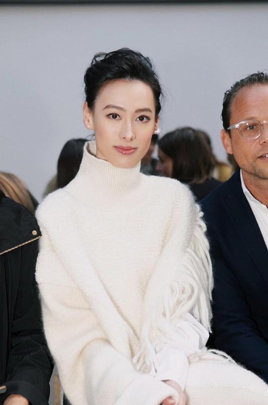 梁洛施比例太优越穿过臀毛衣配长裙都不显矮文艺慵懒范太美了