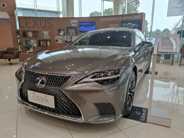2021款雷克萨斯ls500h店内现身造型依然典雅大气内装悬浮大屏