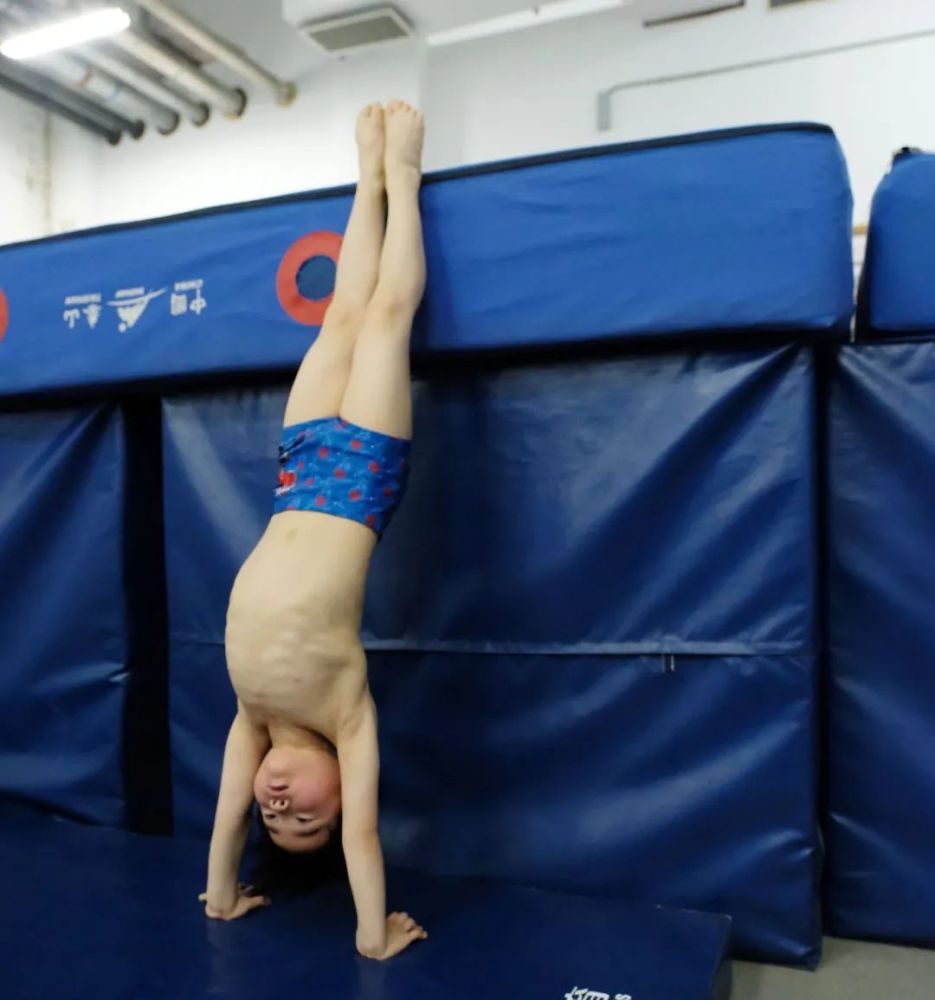 "训练场上,一位一边做着训练动作,一边大声数着数字的小男孩吸引了