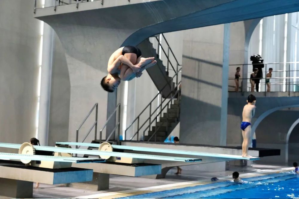 哭着鼻子挑战5米跳台的小女孩,是杨浦这支队伍的一员_腾讯新闻