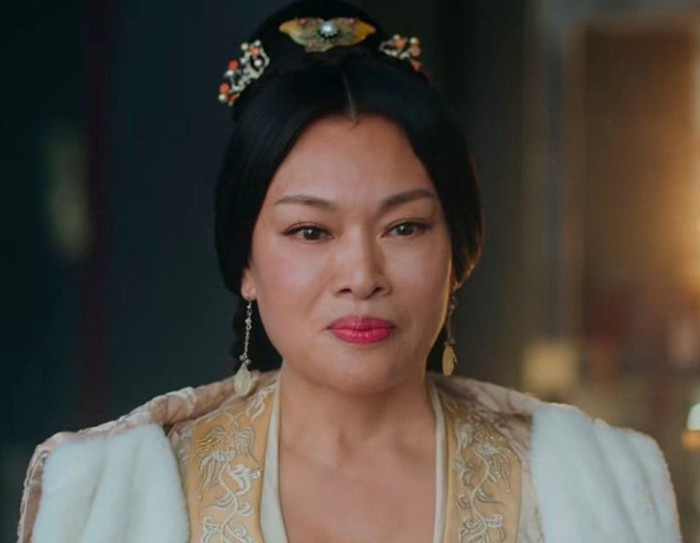 史可满脸横肉,缺少雍容华贵的国母风范和"一门十二皇后"的世家风采