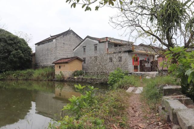 迳口村位于新兴县六祖镇集成片区的西面,距新兴县城约15公里,隶属于