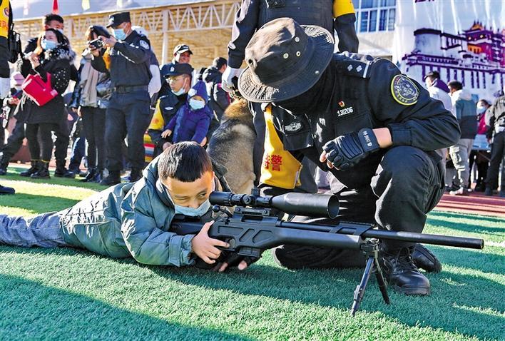 拉萨特警开放日警民共庆首个中国人民警察节