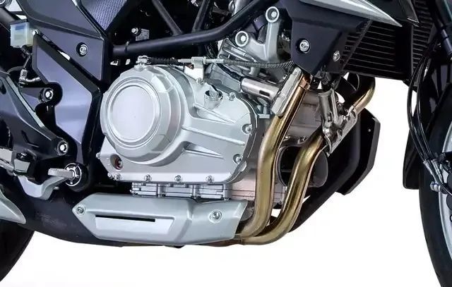 最主要这款发动机还是双缸的,虽然它的动力数据比较一般,但运转品质