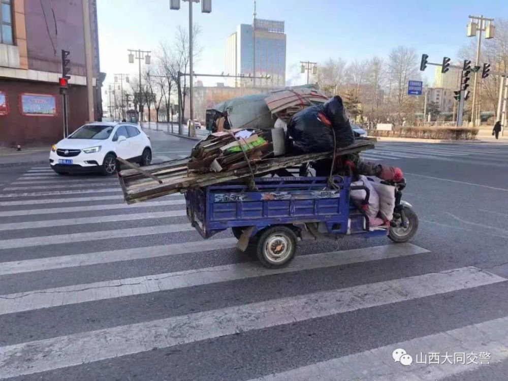 "巨无霸"三轮车严重超载_腾讯新闻