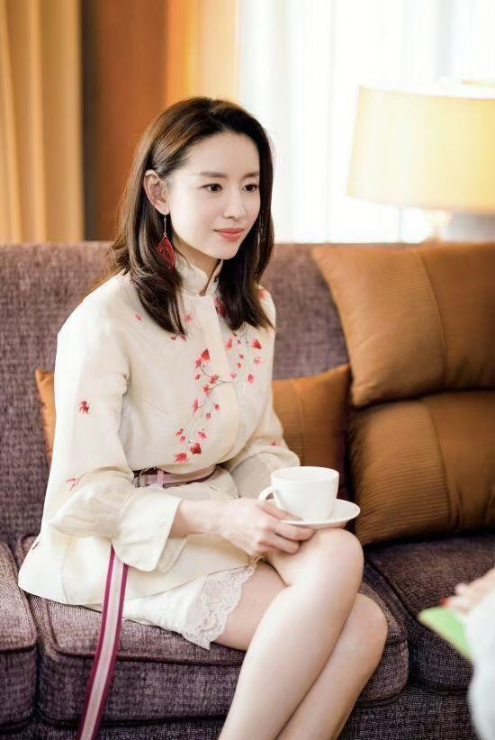 董洁和董璇同台,两位美女风格不同,超养眼_腾讯新闻