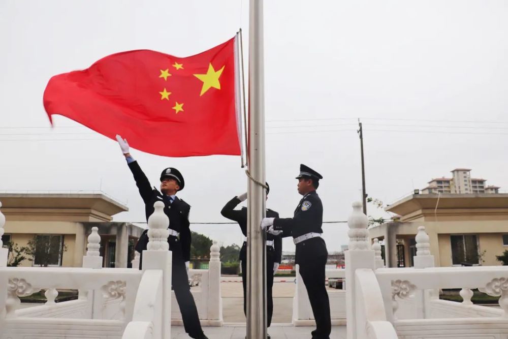 "升国旗仪式后,三名护旗手将警旗护送到队列前面,全体人员面向警旗