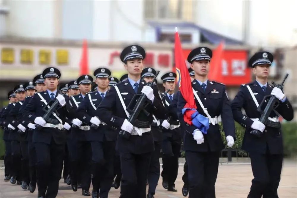 藍紅相間的警旗伴著莊嚴的《人民警察之歌》緩緩升起,迎風招展.