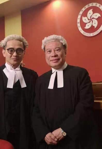 黄志荣赶上了香港影视圈最好的时代,在二位资深演员的力荐下,黄志荣从