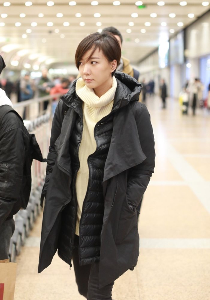 王珞丹气质越发吸睛,显嫩长相配帅气短发,在女明星里真显眼