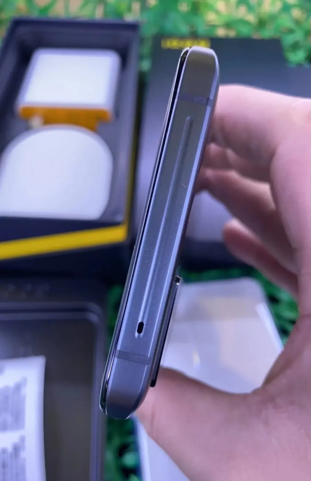 iqoo 7背部摄像头模组和vivo x60一样,均采用了矩阵摄像头模组,不同的