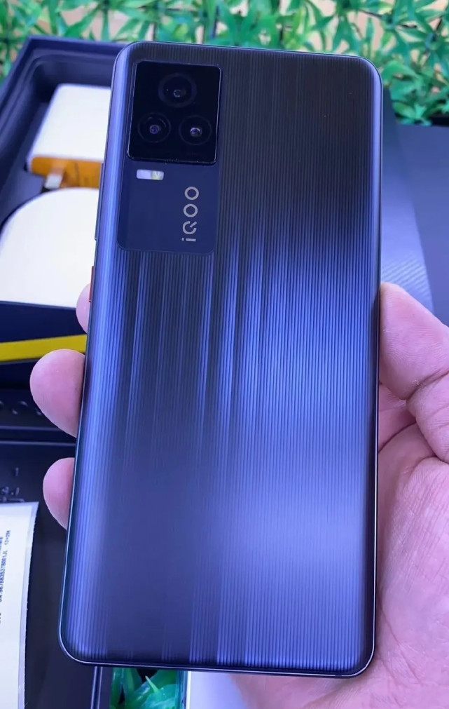 iqoo 7真机照流出,15g 256g配置独特,能否胜过小米11?