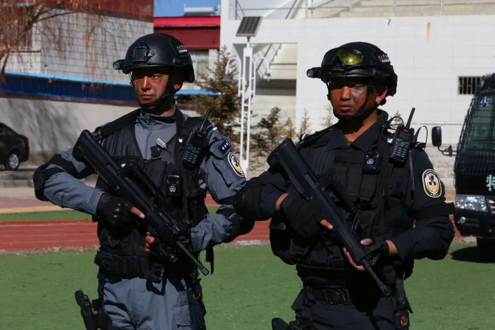 中国人民警察节日喀则市公安局开展警用装备展示活动