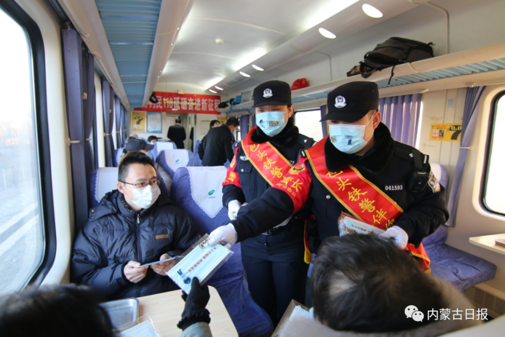 向旅客講解安全須知——包頭鐵路公安處民警在z284次列車上,結合實際