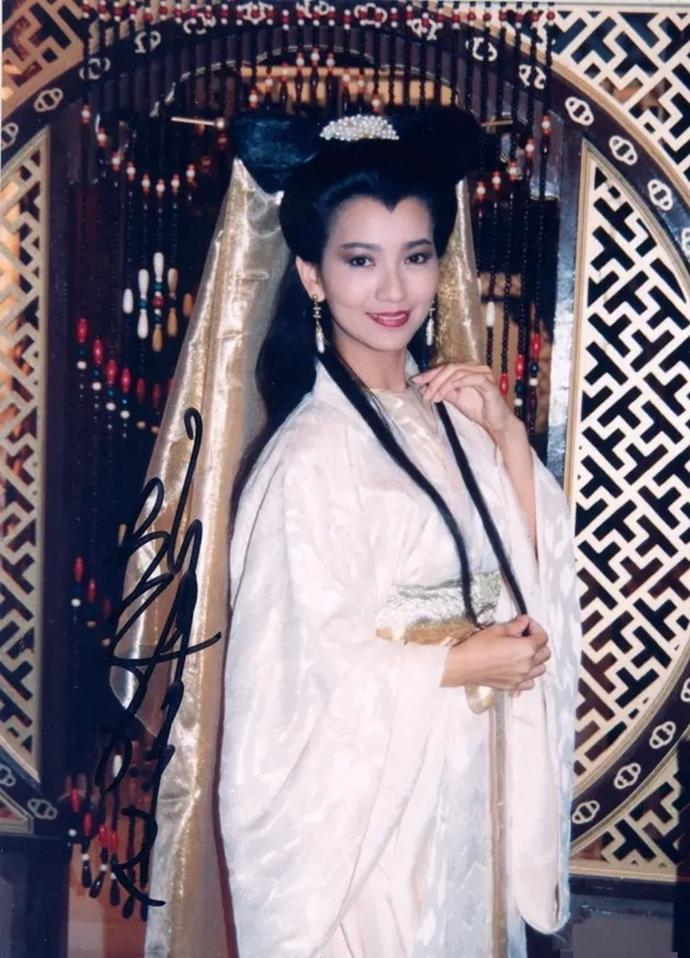 当年赵雅芝以38岁高龄饰演白娘子为什么没人嘲笑她老呢