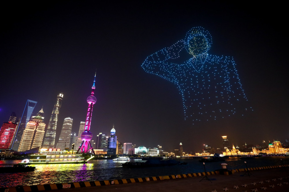 上海北外滩千架无人机表演致敬首个警察节