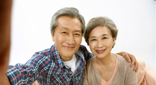 再婚15年,老太太被恩爱老头赶走:我不想再养吸血虫