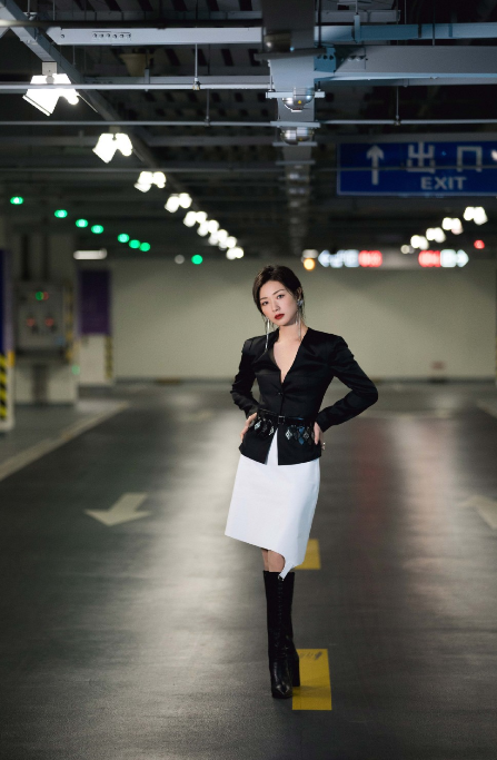 有种保守叫万茜穿长裙羽毛衣配黑尾裙没想到能秀出这身材