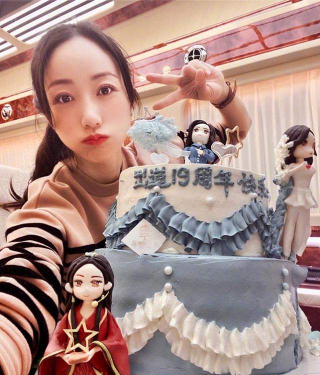 韩雪迎38岁生日章龄之忆姐妹情深让人动容嫁富商疑隐婚生女