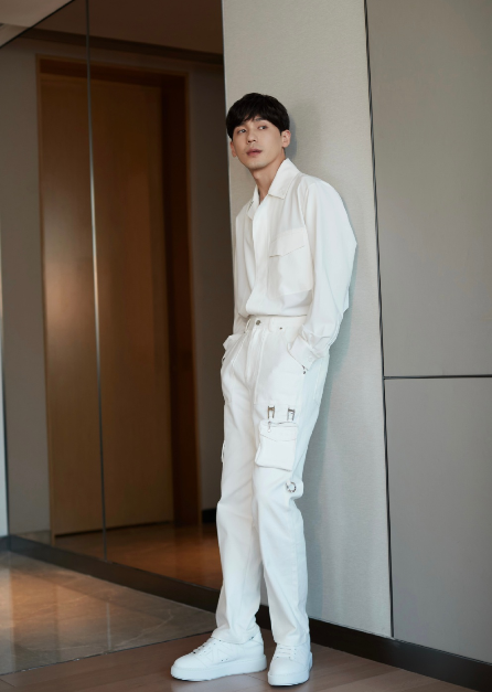 白宇西服造型帅翻全网看他的性感胡茬成熟魅力让人心动